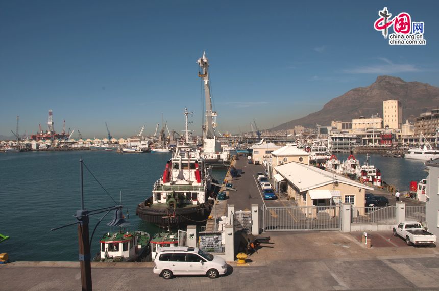 A harbour filled with yachts at the coastal city of Cape Town, South Africa. In the distance is a tourism attraction Table Mountain, renowned for its flat top. [Maverick Chen / China.org.cn]