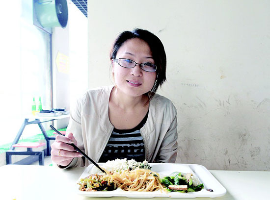 File photo: A Zhaopin.com survey on workers' lunch habits shows that only 28.1 percent of workers will think about nutrition when choosing lunch while 26.7 percent just eat what is available.