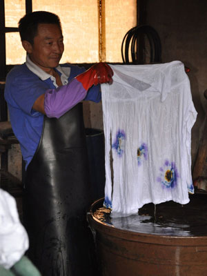 Clothes have to be cleaned in clear water after being dyed. [Photo:CRIENGLISH.com]