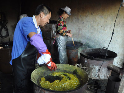 Workers make paint to dye cloth.[Photo:CRIENGLISH.com] 