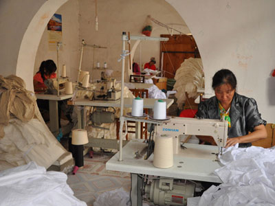 Clothes are made of white cloth before being dyed with colors and patterns.[Photo:CRIENGLISH.com]