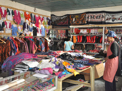 The finished clothes are put on sale at souvenir shops.[Photo:CRIENGLISH.com] 