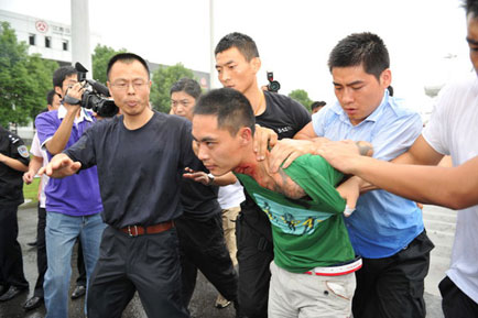 A man is arrested on the highway of Nanjing's Third Yangtze River Bridge after a bus hijacking incident in Nanjing, East China’s Jiangsu province, Aug 30, 2011.