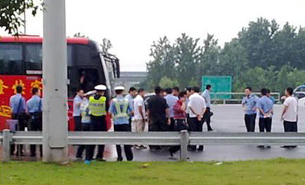 The site of the bus hijacking on the highway of Nanjing's Third Yangtze River Bridge in Nanjing, East China's Jiangsu province, Aug 30, 2011. [Photo from microblog]