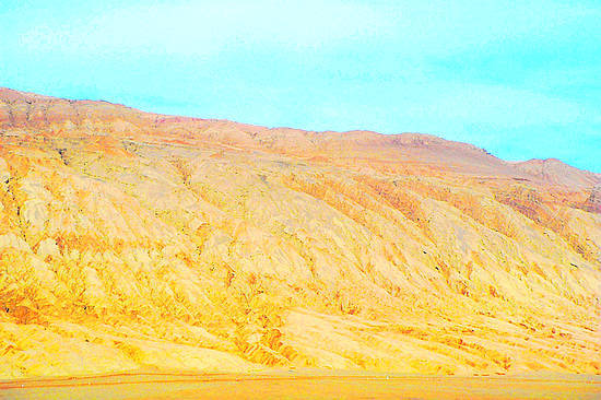 The bare surface of Flaming Mountain in Turpan, Xinjiang Uygur Autonomous Region. [Photo: travel.sina.com.cn]