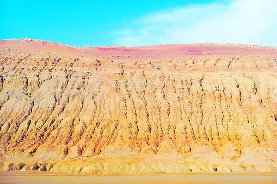 The barren Flaming Mountain without any sign of life. [Photo: travel.sina.com.cn]