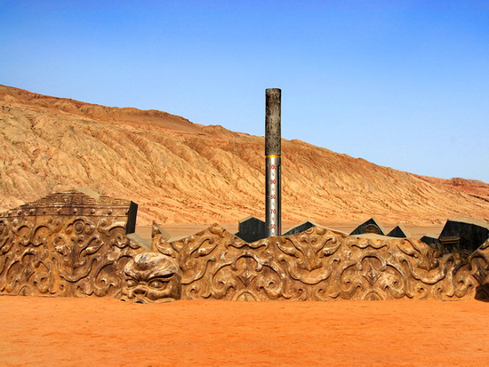 The giant thermometer shows the current temperature of the Flaming Mountain. [Photo: travel.sina.com.cn] 