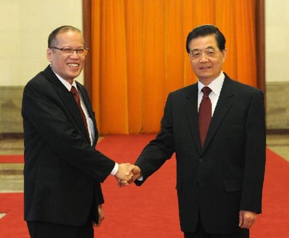 Chinese President Hu Jintao (R) shakes hands with his Philippine counterpart Benigno Aquino III during a welcome ceremony in Beijing, capital of China, Aug. 31, 2011. [Rao Aimin/Xinhua]