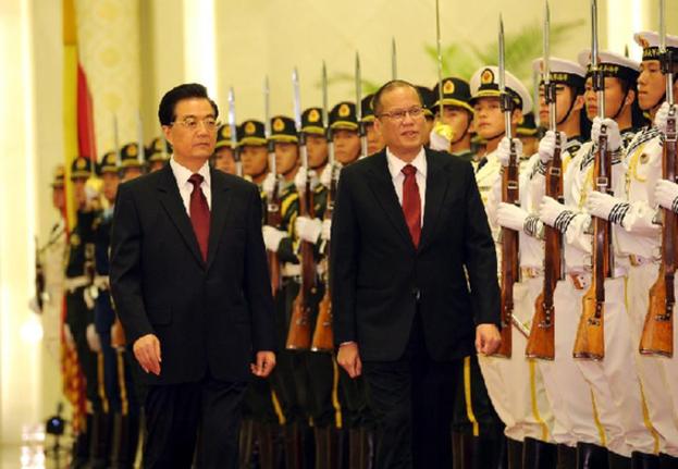 Chinese President Hu Jintao (L front) and his Philippine counterpart Benigno Aquino III inspect the guard of honour during a welcome ceremony in Beijing, capital of China, Aug. 31, 2011. [Ma Zhancheng/Xinhua] 
