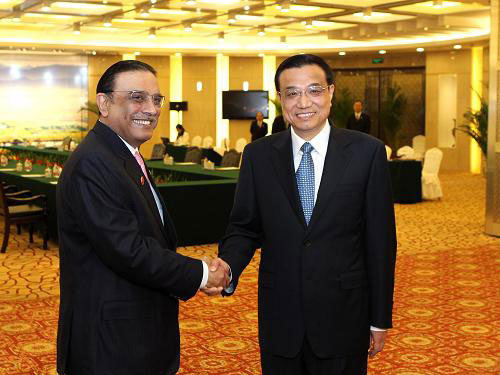 Chinese Vice Premier Li Keqiang (R) shakes hands with Pakistani President Asif Ali Zardari in Urumqi, capital of northwest China's Xinjiang Uygur Autonomous Region, Aug. 31, 2011. [Photo: Xinhua]