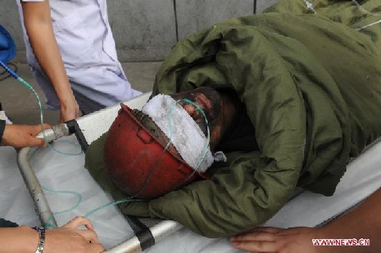 A rescued miner receives medical treatment in hospital in Qitaihe City, northeast China's Heilongjiang Province, Aug. 30, 2011.