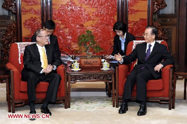 Chinese Premier Wen Jiabao (R) meets with Philippine President Benigno Aquino III in Beijing, capital of China, Sept. 1, 2011. [Ma Zhancheng/Xinhua] 