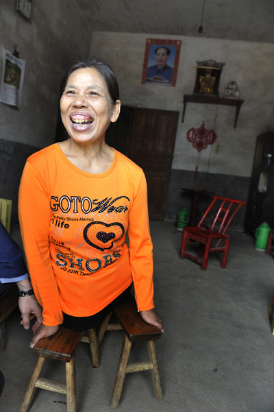 Xu Yuehua lost her legs in an accident at the age of 12 and volunteered to take care of orphans at a social welfare institution in Xiangtan, Hunan province. [Photo / China Daily] 