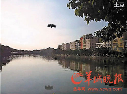 This photo shows the UFO in the video footage uploaded on August 30, 2011, hovering over a pond in Cencun, Guangdong province. [Photo: ycwb.com]