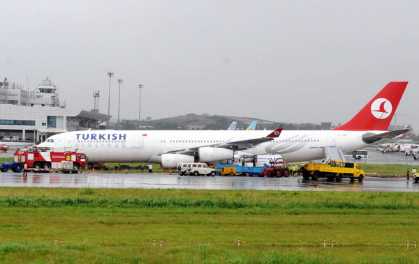 A Turkish Airlines plane skids off the runway at Mumbai Airport in India, Sept 2, 2011. [Photo/Xinhua]