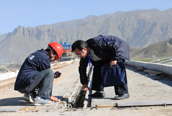 A construction site of the Lhasa-Xigaze Railway in Lhasa, Southwest China&apos;s Tibet autonomous region, Sep 1, 2011. 