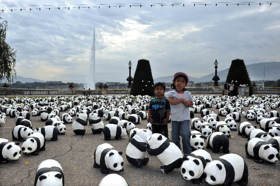 Some of 1600 papier maches pandas was set up on a place by the lake in Geneva by World Wildlife Fund members to celebrate the 50th anniversary of the conservation organization. [Xinhua]