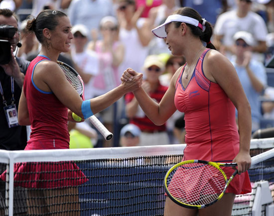 Pennetta and Peng shake hands after the match. [Source:sina.com]
