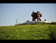 Located in northeastern Inner Mongolia, Hulunbuir Grassland is considered to be the 'most unsullied grassland' in China. Named after the Hulun and Buir lakes, the grassland features the beautiful scenery of vast grassland, forests, rivers and lakes, as well as the unique custom of the Mongolian ethnic group.[Panht/bbs.fengniao]