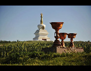 Located in northeastern Inner Mongolia, Hulunbuir Grassland is considered to be the 'most unsullied grassland' in China. Named after the Hulun and Buir lakes, the grassland features the beautiful scenery of vast grassland, forests, rivers and lakes, as well as the unique custom of the Mongolian ethnic group.[Panht/bbs.fengniao]