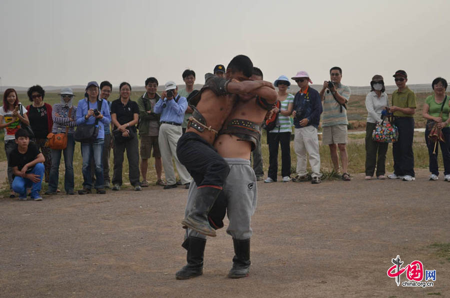 The Inner Mongolia team of the China-US Youth RME Partnership took a one-day excursion to the Xilinguole grasslands, enjoying a day of horseback riding, delicious food, traditional music, and a night's stay in a Mongolian yurt. Students observed tourism development on the Xilinguole National Reserve. The government has invested in modern hotel facilities and shows for tourists, including Mongolian wrestling and Equestrian demonstrations. [Photo by Corey Cooper/China.org.cn]