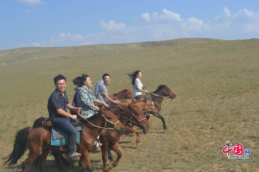 The Inner Mongolia team of the China-US Youth RME Partnership took a one-day excursion to the Xilinguole grasslands, enjoying a day of horseback riding, delicious food, traditional music, and a night's stay in a Mongolian yurt. [Photo by Corey Cooper/China.org.cn]