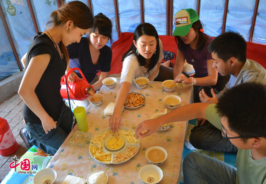 The Inner Mongolia team of the China-US Youth RME Partnership took a one-day excursion to the Xilinguole grasslands, enjoying a day of horseback riding, delicious food, traditional music, and a night's stay in a Mongolian yurt. Students got a chance to taste a variety of locally produced dairy products during their one-day visit to the Xilinguole National Reserve. [Photo by Corey Cooper/China.org.cn]