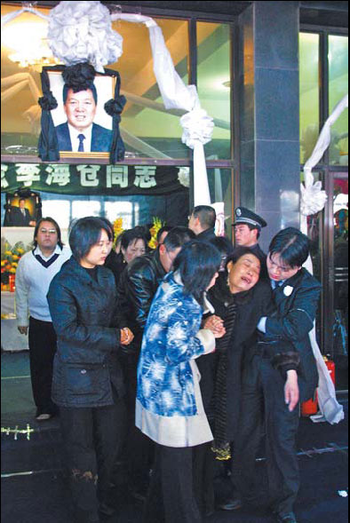 The wife of Li Haicang cries at his funeral on Jan 29, 2003. Li, the founder of the Highsee Iron and Steel Group in Shanxi province, was shot by a friend over a commercial dispute. [Photo/ China Daily]