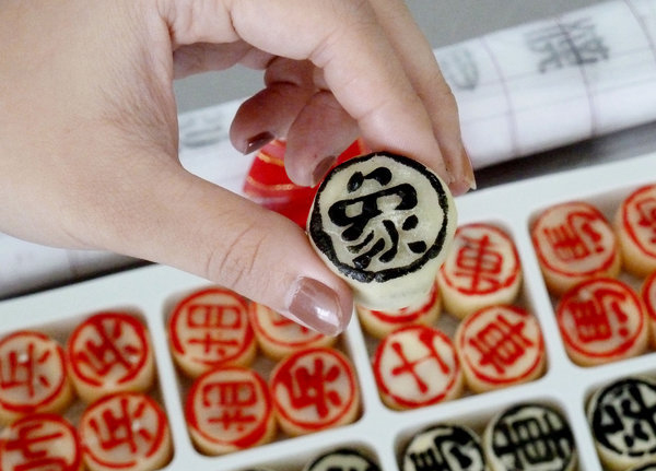 A bakery in Nanjing, South China’s Jiangsu province, sells chess pieces made from mooncakes, Sept 2, 2011. 