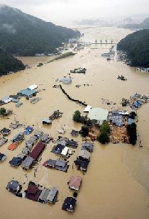 An aerial view shows a flooded residential area caused by the strong tropical storm Talas in Kiho town, Mie prefecture, in western Japan September 4, 2011. [Agencies] 