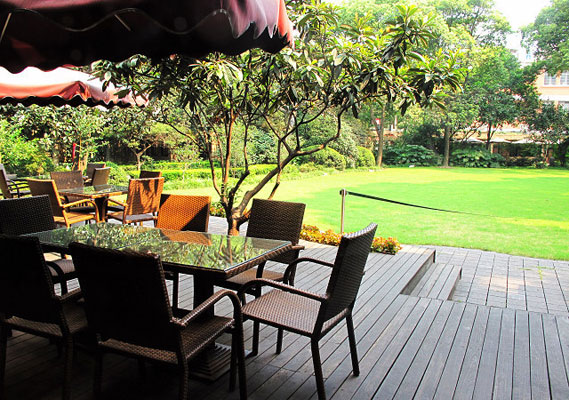 The fresh green lawn in front of the villa serves as a popular venue for outdoor weddings.