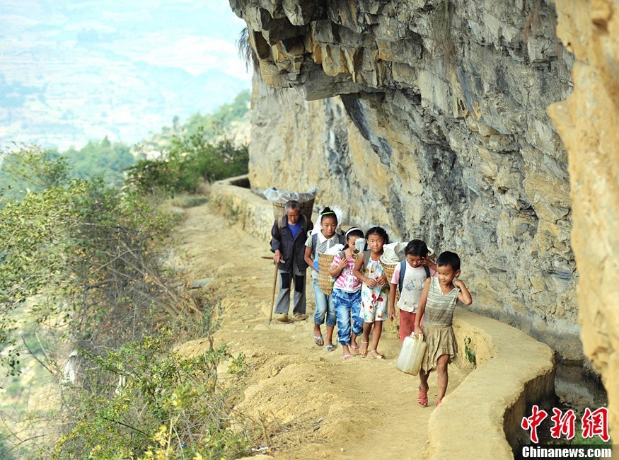 In a Yi village in Gulin, Sichuan Province, primary and middle schools have lengthened the summer holiday following severe droughts that began in the spring. A water shortage from a lingering drought in Luzhou, Xuyong and Gulin in Sichuan Province has forced many children to walk miles across mountainous terrain for water. [Chinanews.com] 