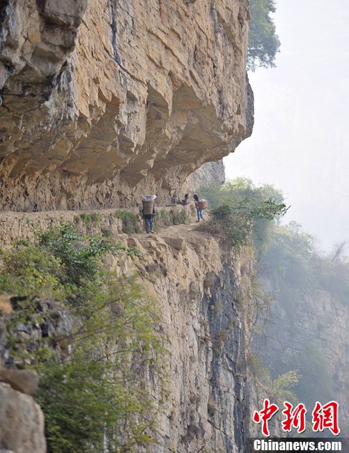 In a Yi village in Gulin, Sichuan Province, primary and middle schools have lengthened the summer holiday following severe droughts that began in the spring. A water shortage from a lingering drought in Luzhou, Xuyong and Gulin in Sichuan Province has forced many children to walk miles across mountainous terrain for water. [Chinanews.com] 