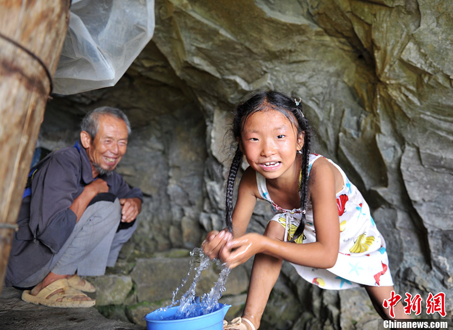 In a Yi village in Gulin, Sichuan Province, primary and middle schools have lengthened the summer holiday following severe droughts that began in the spring. A water shortage from a lingering drought in Luzhou, Xuyong and Gulin in Sichuan Province has forced many children to walk miles across mountainous terrain for water. [Chinanews.com] 