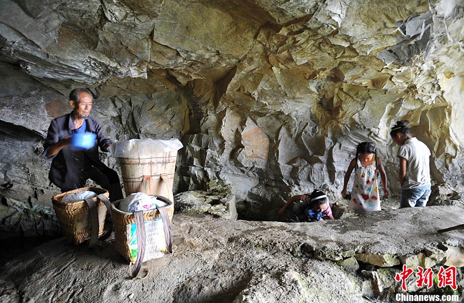 In a Yi village in Gulin, Sichuan Province, primary and middle schools have lengthened the summer holiday following severe droughts that began in the spring. A water shortage from a lingering drought in Luzhou, Xuyong and Gulin in Sichuan Province has forced many children to walk miles across mountainous terrain for water. [Chinanews.com] 