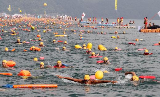 Taiwan Sun Moon Lake Swim Attracts 27 000 People China Org Cn