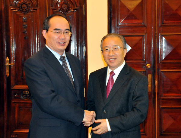 China's State Councilor Dai Bingguo (R) and Vietnamese Deputy Prime Minister Nguyen Thien Nhan shake hands prior to the fifth meeting of the China-Vietnam steering committee in Hanoi, Vietnam, Sept. 6, 2011. The fifth meeting of the China-Vietnam steering committee was held Tuesday in Hanoi. The steering committee is a platform for dialogue between high-level officials of the two countries. [Li Qing/Xinhua]
