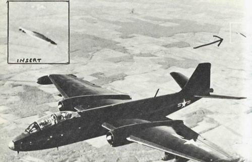 Photo taken in Califonia,U.S., in Sept. 1957 shows a UFO behind a plane.[people.com]