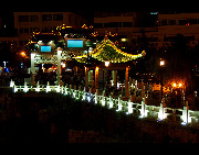 Guiyang, capital city of southwest Guizhou Province, is dubbed as China's Summer Tourist Resort City. Even in the dog days, tourists will feel the cool air as soon as they arrive in Guiyang. Travelers can play with monkeys in Qianling Mountain, enjoy Chinese tea in Jiaxiu Building, stroll around the tea town and flower market, fly a kite in Wenchang Pavilion, and have a walk along Nanming River. [Yufu/bbs.fengniao]