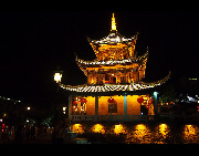 Guiyang, capital city of southwest Guizhou Province, is dubbed as China's Summer Tourist Resort City. Even in the dog days, tourists will feel the cool air as soon as they arrive in Guiyang. Travelers can play with monkeys in Qianling Mountain, enjoy Chinese tea in Jiaxiu Building, stroll around the tea town and flower market, fly a kite in Wenchang Pavilion, and have a walk along Nanming River. [Yufu/bbs.fengniao]