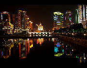 Guiyang, capital city of southwest Guizhou Province, is dubbed as China's Summer Tourist Resort City. Even in the dog days, tourists will feel the cool air as soon as they arrive in Guiyang. Travelers can play with monkeys in Qianling Mountain, enjoy Chinese tea in Jiaxiu Building, stroll around the tea town and flower market, fly a kite in Wenchang Pavilion, and have a walk along Nanming River. [Yufu/bbs.fengniao]