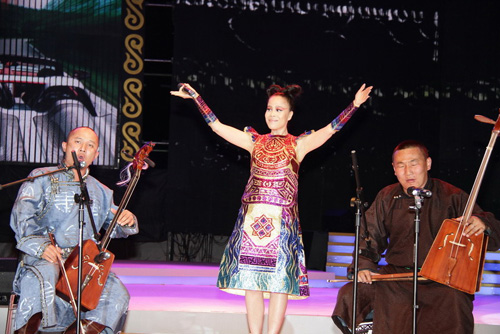  Zhu Zheqin, famous musician, is performing passionately.