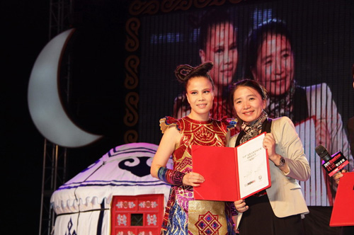 Yang Wen, publishing general manager of Hachette China (right), Zhu Zheqin, musician (left) show the agreement of donation to the 'The World Sees' charity program. 