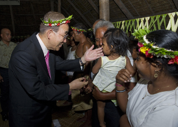 UN Secretary-General Ban Ki-moon (L) greets a girl after his arrival to Tarawa, Kiribati September 4, 2011. [Xinhua] 
