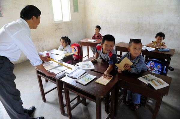 A teacher gives lesson to five pupils at a primary school in Liujiashan village of 400 people in Caidian township, Wuhan, capital city of Central China's Hubei province, Sep 2, 2011.