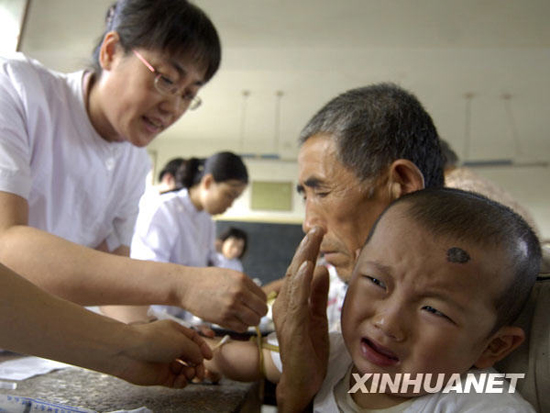 Sixteen people have been punished in connection with a lead pollution incident that sickened 241 villagers and students near a battery plant in Guangdong Province. In the picture sickened villagers receive medical treatment in a local hospital.