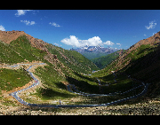 Balang Mountain is also named Banlan Mountain in the locals. But in Tibetan language, it is called Balangla, means 'the mountain of strange willows'. Balang Mountain is covered with snow all the year round. It stands 5,040 meters above sea level between the Wolong Nature Reserve and Rilong Town of Xiaojin County. It offers very breathtaking mountain landscape and suitable for climbing all the year. [Hongfuyang/bbs.fengniao]