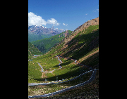 Balang Mountain is also named Banlan Mountain in the locals. But in Tibetan language, it is called Balangla, means 'the mountain of strange willows'. Balang Mountain is covered with snow all the year round. It stands 5,040 meters above sea level between the Wolong Nature Reserve and Rilong Town of Xiaojin County. It offers very breathtaking mountain landscape and suitable for climbing all the year. [Hongfuyang/bbs.fengniao]