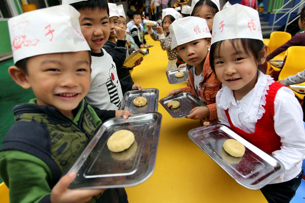 Children from a kindergarten make mooncakes in Yuncheng City, north China's Shanxi Province, Sept. 7, 2011. As the Mid-Autumn Festival is coming, children here made mooncakes to experience the traditional Chinese culture. 