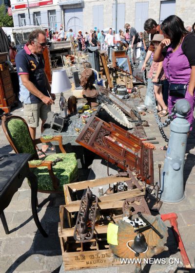 Visitors shop among sale stalls during the annual 'Braderie de Lille', Europe's biggest flea market, in northern French city of Lille, on Sept. 3, 2011. [Xinhua/Wu Wei] 